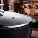 Swiss Haus® BC24B Pentola Brasiera per Induzione con Coperchio – Ø 24 cm / 4,0 L – Pentola per Zuppe – Senza PFAS – Compatibile con Tutti i Piani Cottura – Rivestimento Antiaderente Sapphire™ – Nero