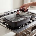 La Swiss Haus®  è una brasiera capiente e robusta, ideale per preparazioni abbondanti come arrosti, stufati e piatti da forno. Con un diametro di 34 cm e una capacità di 6,5 litri, offre ampio spazio per cucinare in modo pratico anche per più persone.