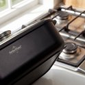 La Swiss Haus®  è una brasiera capiente e robusta, ideale per preparazioni abbondanti come arrosti, stufati e piatti da forno. Con un diametro di 34 cm e una capacità di 6,5 litri, offre ampio spazio per cucinare in modo pratico anche per più persone.