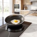 La Swiss Haus® ZGFP20 è una padella compatta e resistente, ideale per preparazioni quotidiane come uova, verdure, salse e porzioni singole. Con un diametro di 28cm, offre praticità e precisione per ogni tipo di cottura.