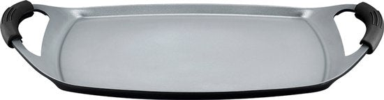 La Swiss Haus® è una piastra grill versatile e ideale per grigliare carne, pesce, verdure e preparazioni miste direttamente sul piano cottura. Con una superficie di 47 x 29 cm, offre ampio spazio per cucinare più alimenti contemporaneamente.